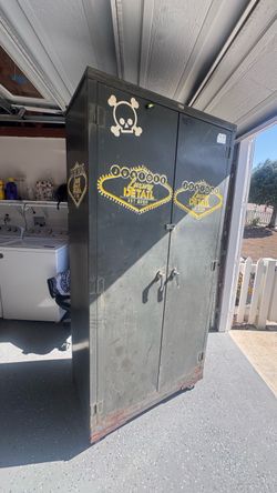 Metal cabinet