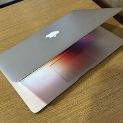 Apple MacBook Air 13” I5/8GB/256GB SSD $180
