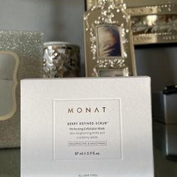 Monat Berry Scrub