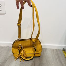 This unbranded yellow purse satchel handbag is a stylish accessory designed for women. Made from faux leather, this satchel/top handle bag is perfect 