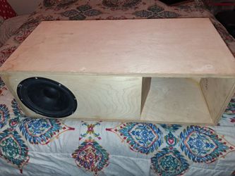Custom Hard wood 8' speaker box asking 20$ super good deal
