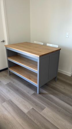 Kitchen Island w/ bar stools