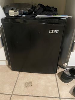 🧊 Mini Refrigerador RCA Negro – Funciona Muy Bien