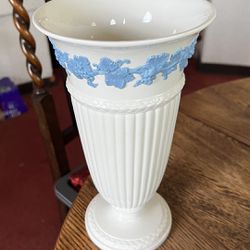 Vintage Wedgwood Of Etruria & Barlaston Blue On Cream Queens Ware Pottery Vase