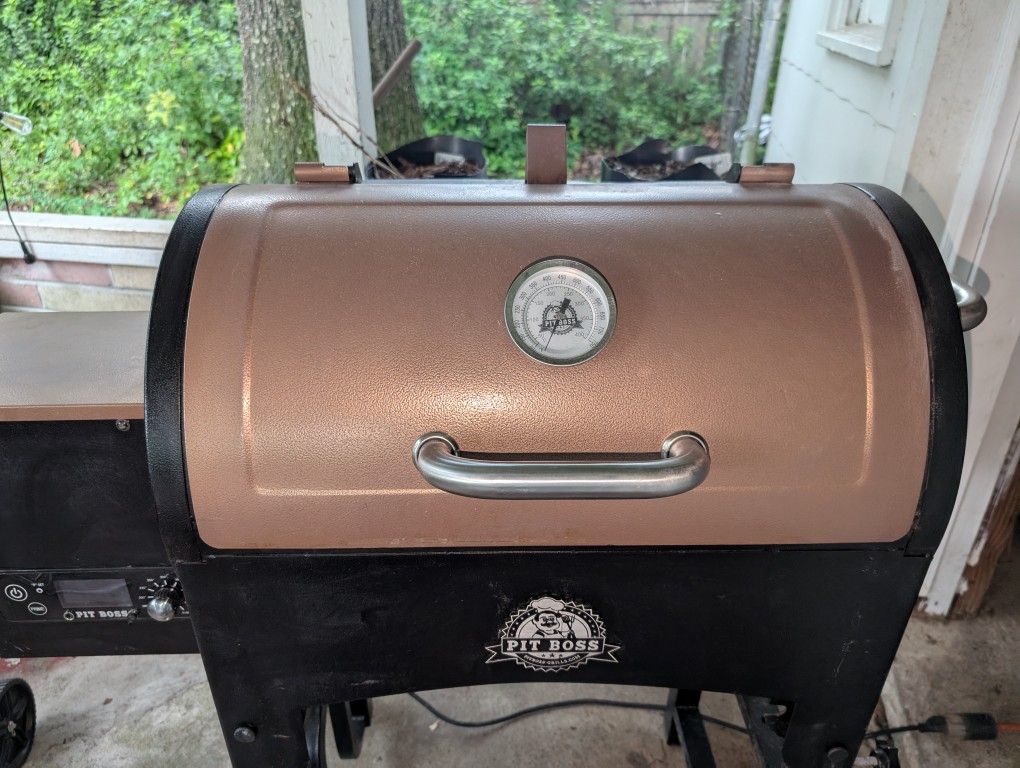 (3 DAYS LEFT) Pit Boss 700 Classic Wood Fired Pellet Grill/Smoker 