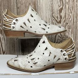 Musse & Cloud Anthropologie Coolise Distressed Laser Cut Cream Tan Ankle Boots • Women’s Size 8