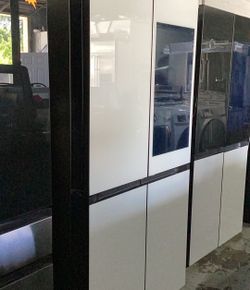 Samsung Bespoke 28.6 cu.ft. 4-door flex French door refrigerator AI Family Hub+ in White glass .