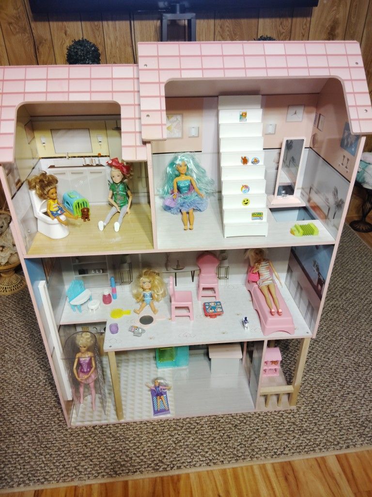 Barbie Doll House With Lots Of Accessories 