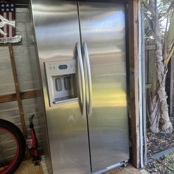 KitchenAid Counter depth refrigerator with Water & Ice (Great Condition)