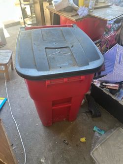Rubbermaid rollout trash can