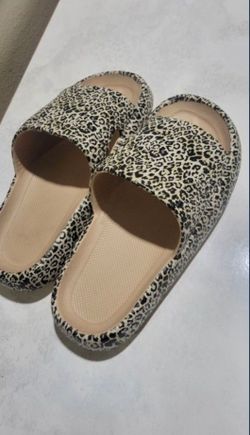 Women's 7.5-8 Slip On Sandals Leopard Print  (New)