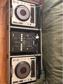 DJ Setup: 2x Pioneer CDJ-800 MK3 Media Players + Numark Scratch Mixer