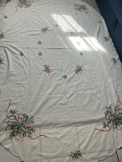 VTG Hand embroidered Lg  cream oval holiday tablecloth with poinsettia and holly. Scalloped 102x64”