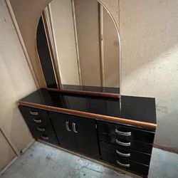 Dresser With Mirror