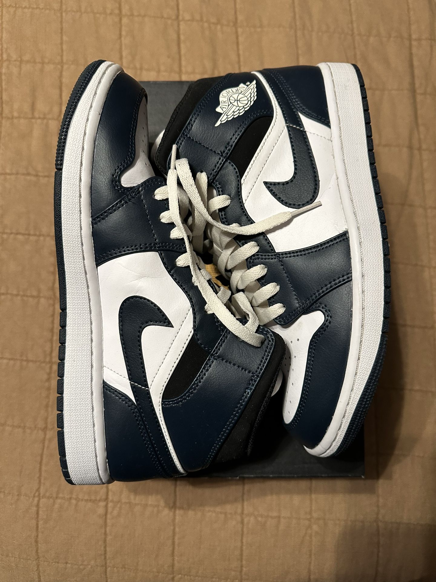 Air Jordan 1 Mid 9.5