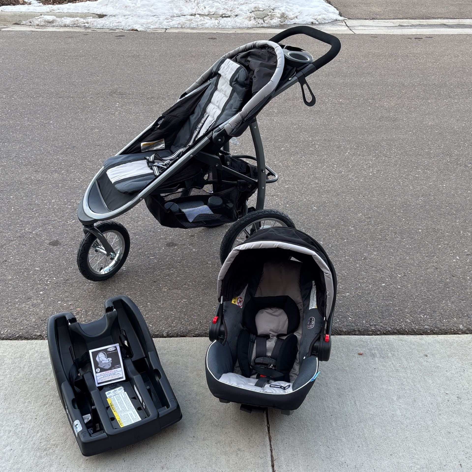 Graco Snugride 35 and base with Fast Action Fold Jogger