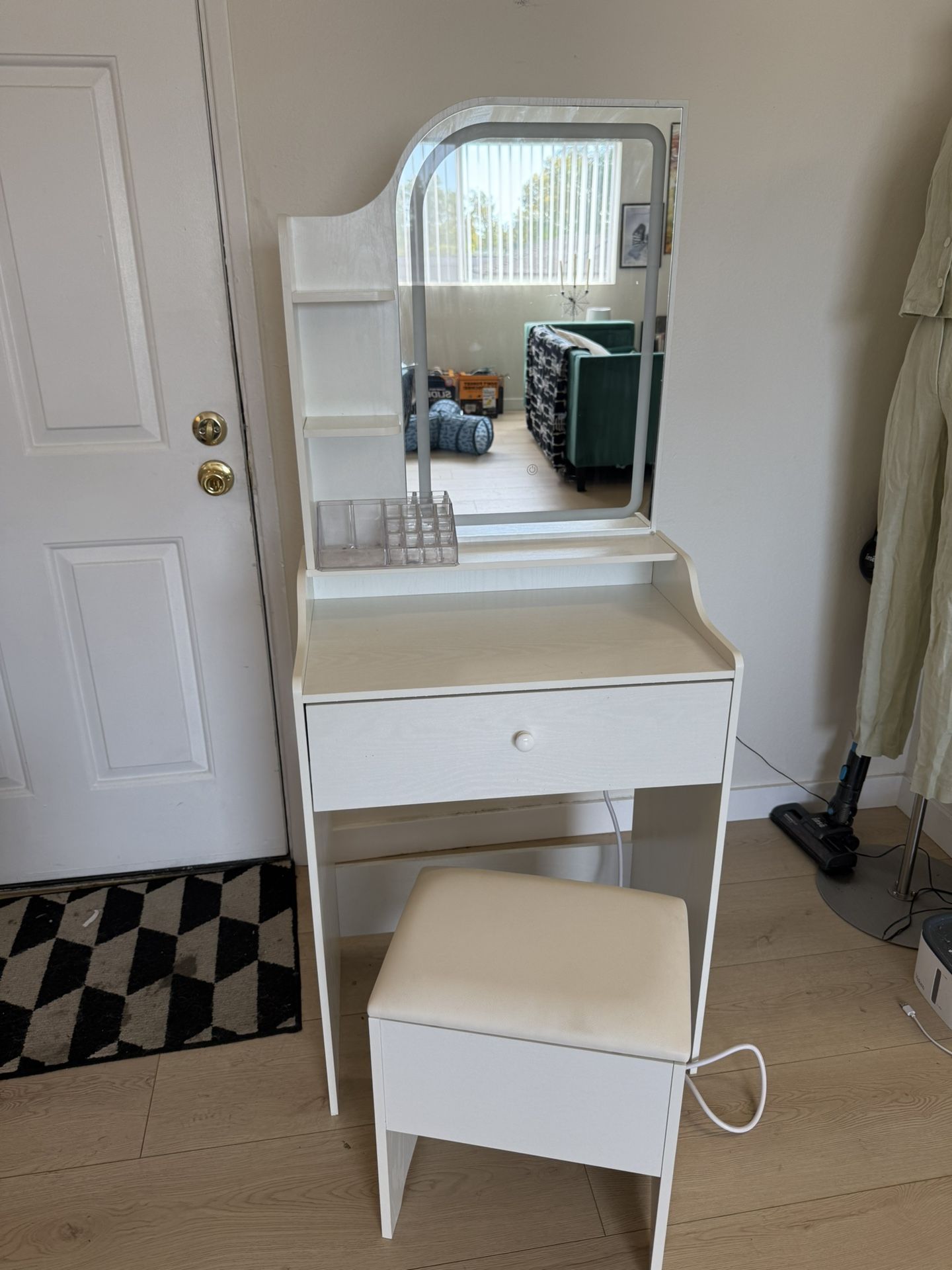 White Vanity With Light Up Mirror