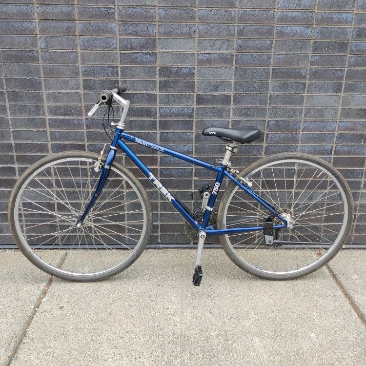 Trek 28" 21-Speed Hybrid Gravel/Commuter/Road Bike - Light 12" Frame - Easy Grip Shift - TUNED - Specialized Stand (MSRP $420)
