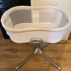  HALO BassiNest Swivel Sleeper Bassinet 