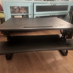 Adjustable standing desk converter