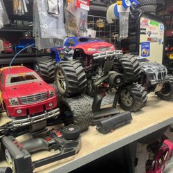 3 Traxxas Tmaxx 
