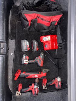 MILWAUKEE POWER TOOLS BATTERY AND CHARGER