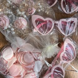 Bridal items, Wedding Items, Birthday Items, Pink Color Favors Vintage Pearl Beaded Bracelets Shape Heart Sunglasses Rose Petals