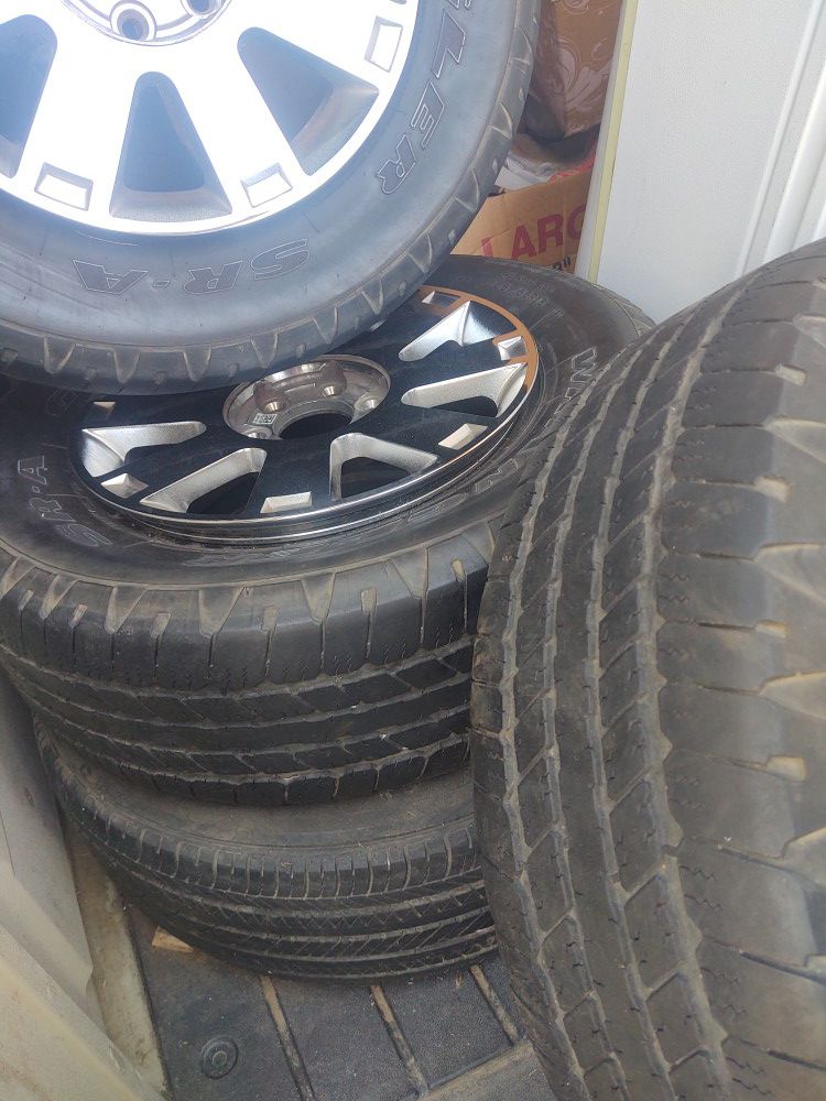 Rims & tires 30% 265/65R18 good cond. except 1 has rust inside loose some air can be fix I have the covers too. ( no sensors or valves)from Lincoln 06
