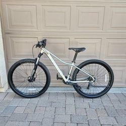 TREK MARLIN 7 MOUNTAIN BIKE 27.5 INCH PRELOAD ROCKSHOX LOCKOUT LIKE NEW