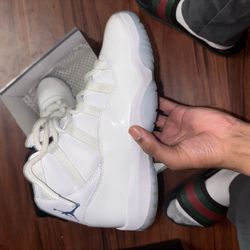 Jordan 11 legend (Size 8)