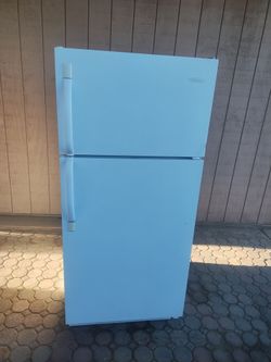 Frigidaire White Top-Freezer Refrigerator