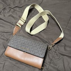  Michale Kors Jet Set Smartphone Convertible Crossbody Bag