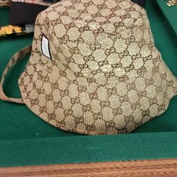 GUCCI HAT Supreme 