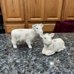 Vintage Cow Pair Of Salt And Pepper Shakers.  Preowned 