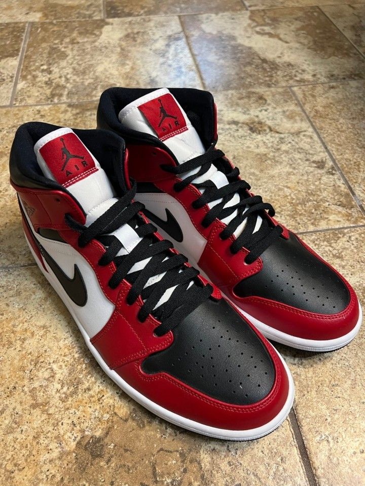 Jordan 1 Mid Chicago Black Toe - New!