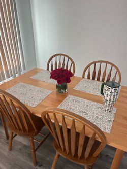 Dining Table w 4 chairs