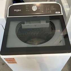 NEW Whirlpool Washer/Washing Machine and Dryer Set