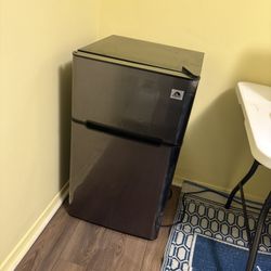 Igloo Mini Fridge — Model FR870‑B