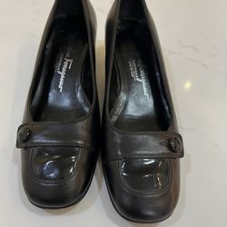 Vintage Salvatore Ferragamo Boutique Black Leather short heeled loafers. Size 6C