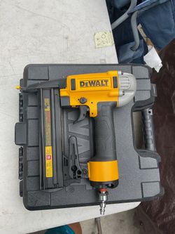Dewalt 18 gauge crown stapler air, gun, with case