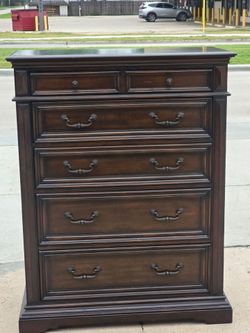 DRESSER