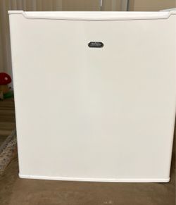 Sunbeam White Mini Fridge