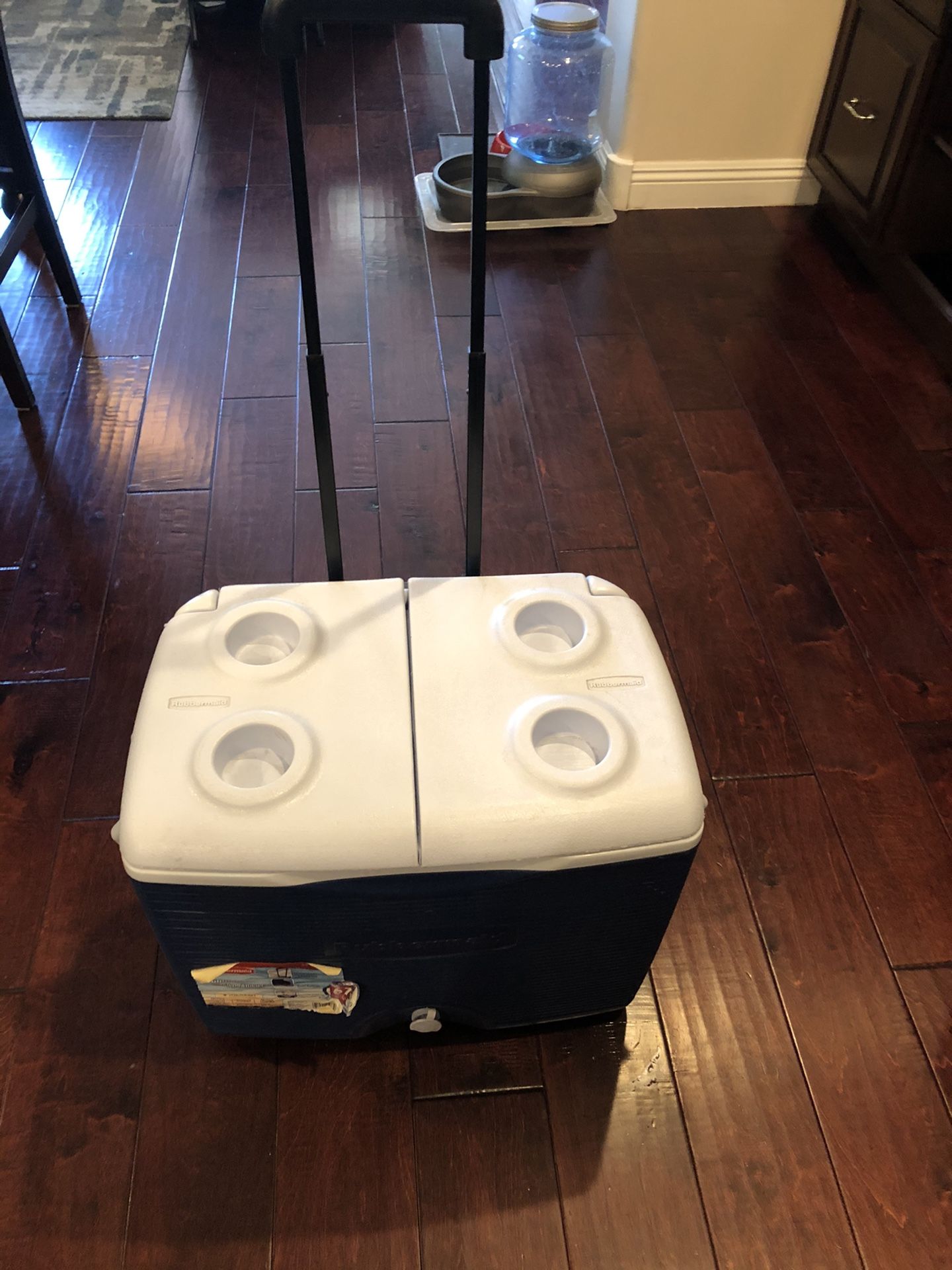 Rubbermaid cooler with wheels.