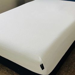 Zinus: KING 10 inch Green Tea Cooling Memory Foam mattress. Clean & Excellent Condition