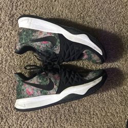 Nike Kyrie Basketball Sneaker 