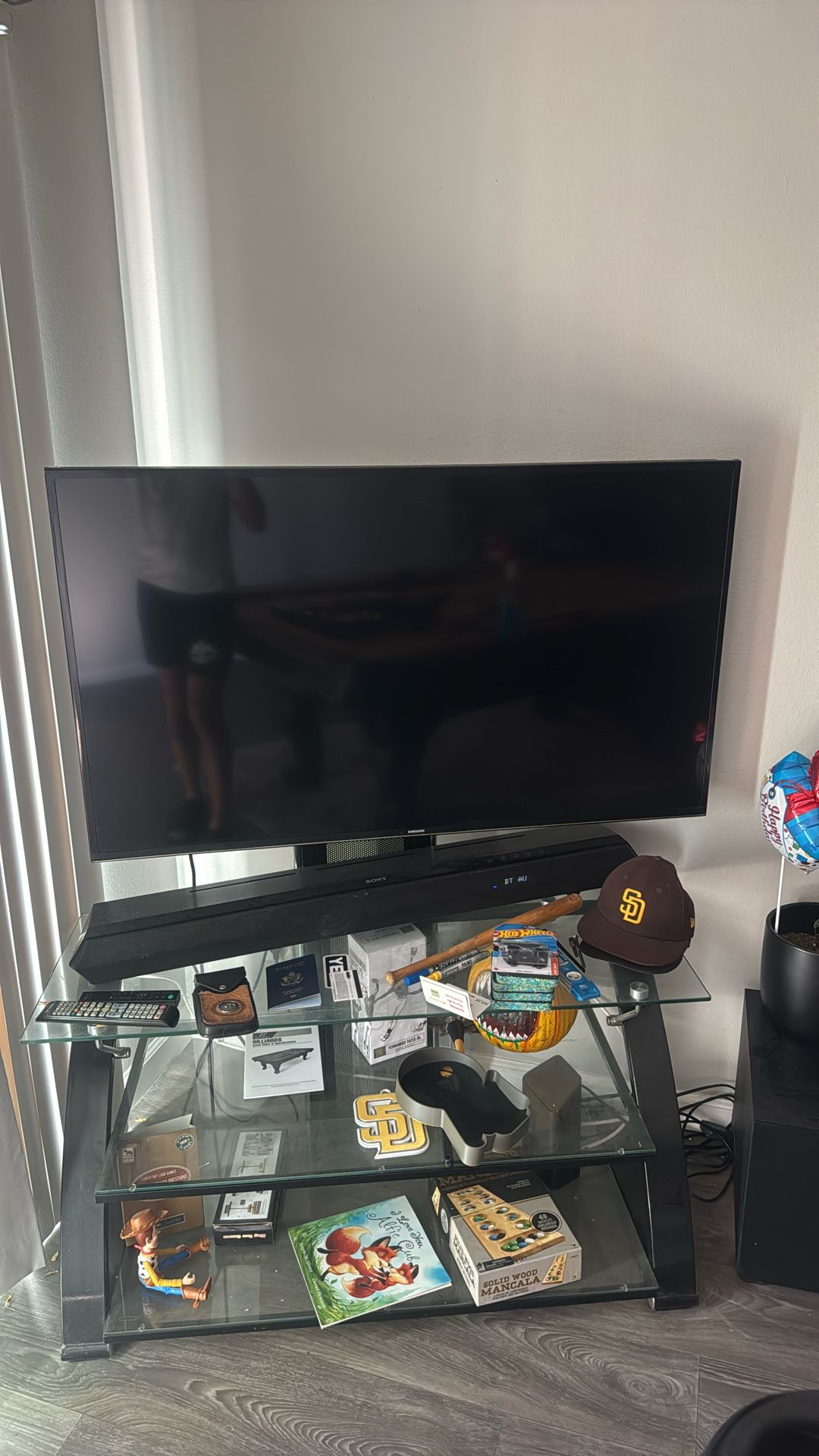Samsung Smart Tv 50” & Stand 