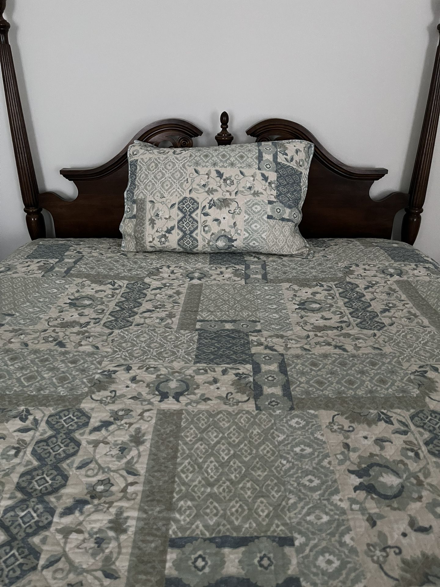 Croft & Barrow Reversible Patchwork Quilt – Full/Queen Size with One Sham