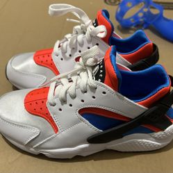 BRAND NEW Nike Huarache Youth Size 6 Runs Small 