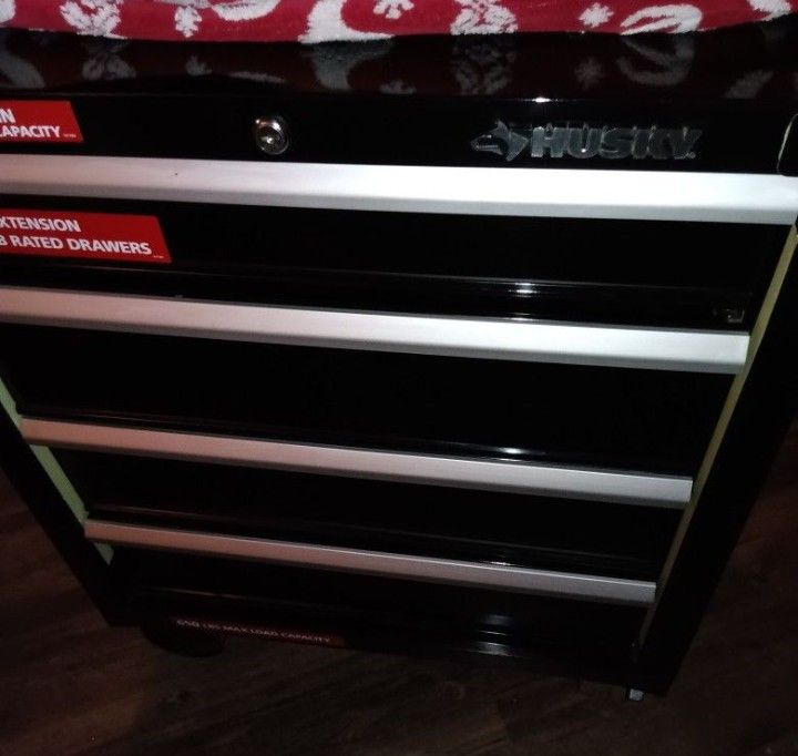 Husky
26.5 in. W x 18 in. D Standard Duty 4-Drawer Rolling Tool Cabinet in Gloss Black
5.0k