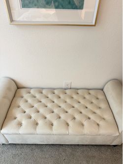 Elegant Tufted Storage Bench / Ottoman